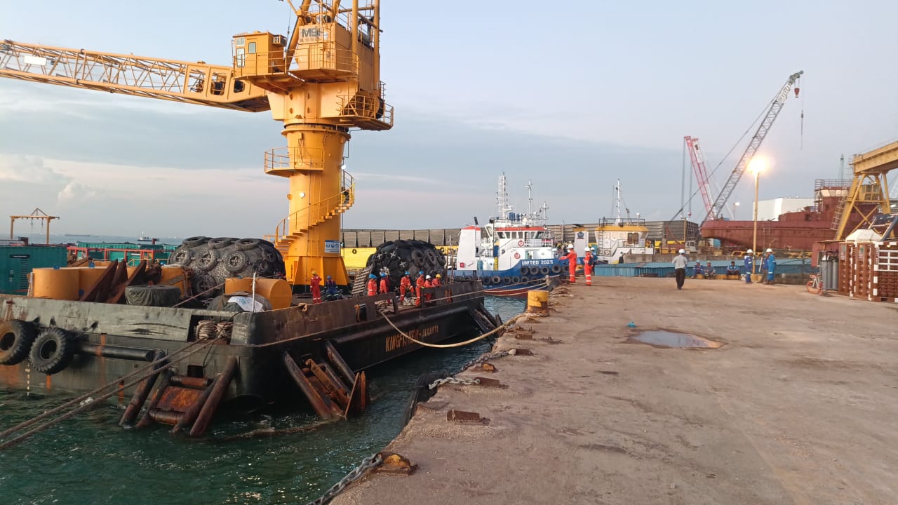 Assist tug berthing Photo