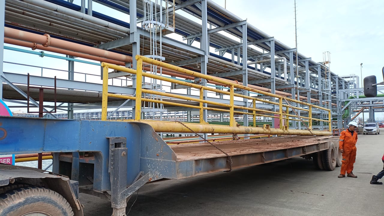 Raise the gangway to the trailer Photo